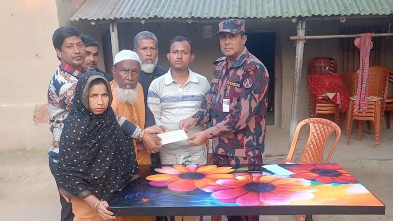 আবু সাঈদের পরিবারের কাছে ১০ লাখ টাকার চেক হস্তান্তর